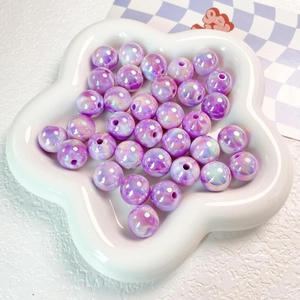 Primo piano di perle tonde viola luminose con finitura perlata in una ciotola di ceramica