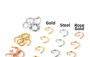 Dettaglio di anellini aperti in oro, acciaio e oro rosa per il fai-da-te di gioielli