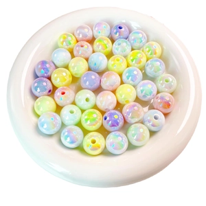 Perline rotonde bicolori luminose macaron in una ciotola di ceramica bianca
