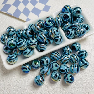 Perline rotonde a strisce zebrate blu cielo con rivestimento UV e trama iridescente per fai da te