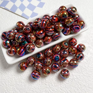 Dettaglio macro di perle tonde colorate con strisce zebrate e rivestimento UV per gioielli