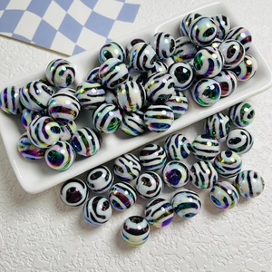 Dettaglio di perle tonde con strisce zebra iridescenti per gioielli fai-da-te e catene