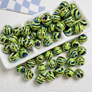 Dettaglio macro di perline a strisce zebrate placcate UV con finitura arcobaleno iridescente