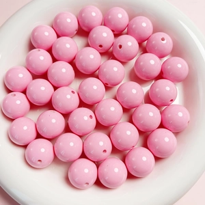 16 mm pinkfarbene Makronen Acrylperlen für DIY-Schmuck in einer weißen Keramikschale