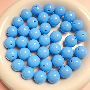 16mm himmelblaue Acrylperlen auf einem Keramikteller für DIY-Schmuckherstellung