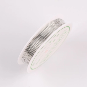 Fil de fer argenté brillant sur bobine blanche pour la fabrication de bijoux DIY créatifs