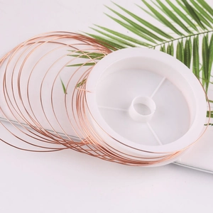 Fil à bijoux en or rose sur bobine blanche pour l'artisanat DIY et la création de bijoux