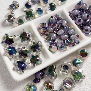 Dettaglio macro di perle con rivestimento aurora a forma di stella e coniglio per gioielli DIY