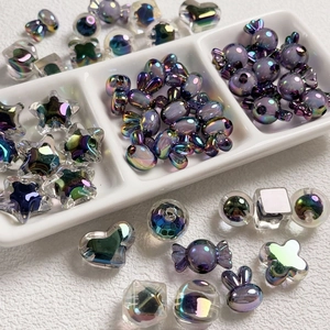 Mix di perline colorate AB metalliche a forma di stella e cuore su vassoio bianco