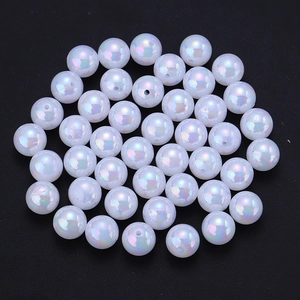 Macro-opname van 4-12mm iriserende acrylkralen met AB-coating voor DIY-sieraden maken