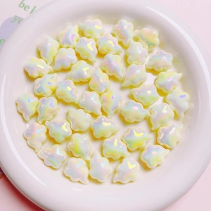 Macro-opname van iriserende acryl wolkkralen voor DIY-sieraden en handgemaakte accessoires