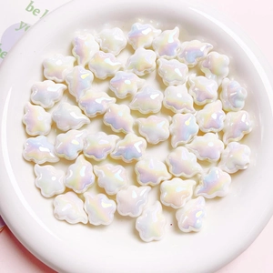 Detailopname van iriserende witte acryl kralen in wolkvorm voor DIY-sieraden maken