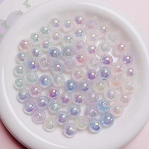 Vue macro des perles météores irisées avec revêtement UV aurora pour bijoux DIY
