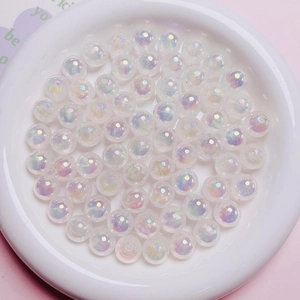 Vue détaillée de perles acryliques blanches irisées avec revêtement aurore pour bijoux DIY