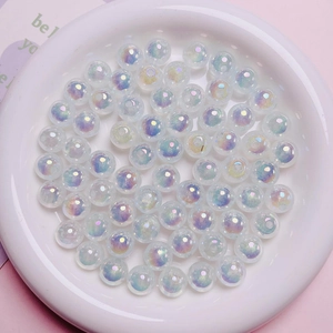Détail de perles rondes blanches irisées avec revêtement UV pour la création de bijoux