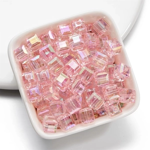 Makroaufnahme von rosa AB-beschichteten Acryl-Würfelperlen in einer weißen Schale