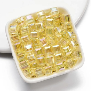 Makro-Detail von transparenten Acrylperlen mit gelber AB-Beschichtung für DIY-Schmuck