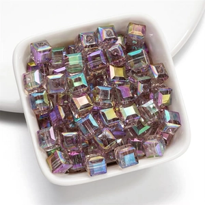 Makroaufnahme bunter AB-beschichteter quadratischer Acrylperlen für DIY-Schmuck und Basteln