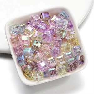 Bunte AB-beschichtete Acryl-Würfelperlen für Schmuck in einer weißen Schale