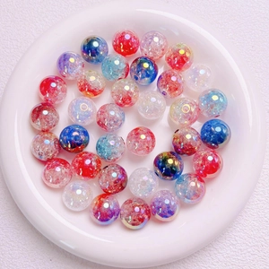 Detalle de cuentas de 16mm con degradado UV y efecto craquelado para joyería artesanal