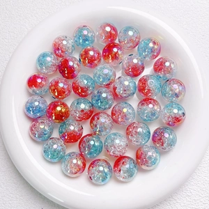 Cuentas de 16mm con degradado de color UV para bisutería DIY en un plato de cerámica