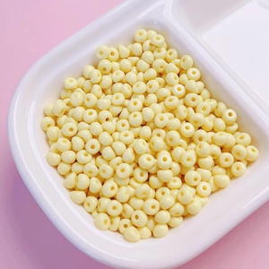 Détail de perles en acrylique jaune crème de 4mm pour bijoux DIY et chaînes de téléphone