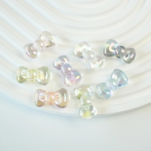 Perline a fiocco iridescenti per gioielli fai-da-te in colori macaron su vassoio bianco