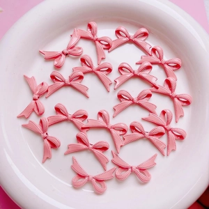 Detailansicht von rosa Harzschleifen für DIY-Schmuck und Handyhüllendekoration