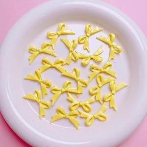 Flache Darstellung von glänzenden gelben Legierungsschleifen für DIY-Schmuck und Ketten