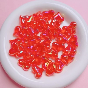 Close-up van rode hartvormige acryl kralen met iriserende coating voor DIY-sieraden
