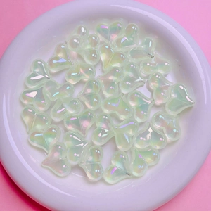 Macro-opname van Aurora perzikhart acryl kralen voor DIY sieraden en kettingen