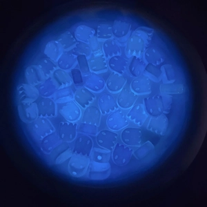 Perline fantasma blu luminose in acrilico con effetto glow per gioielli fai-da-te