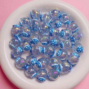 Vista macro di perle di tartaruga blu chiaro traslucide con glitter scintillanti