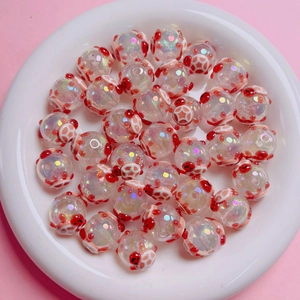 Dettaglio di perline a tartaruga luminose per fai-da-te con glitter per gioielli