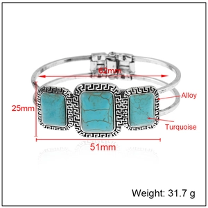 Detail van vintage gelegeerde armband met turquoise stenen en Griekse patronen