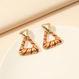 Macro di orecchini a triangolo dorati con strisce in smalto rosso e design geometrico moderno