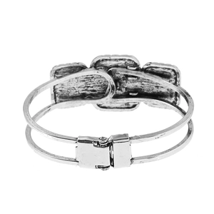 Detailweergave van vintage zilveren dubbele band armband met vierkante modules en veiligheidssluiting