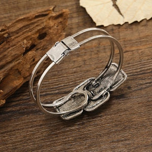 Vintage boho manchetarmband van antiek zilver met een vierkant reliëf middenstuk