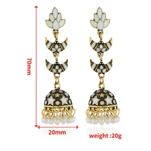 Λεπτομερής προβολή των boho σκουλαρικιών Jhumka 70mm x 20mm με λευκά μαργαριτάρια