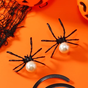 Detalle de pendientes de araña negra gótica con perlas blancas grandes para Halloween