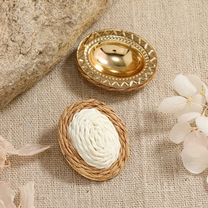 Artistieke ovale legering oorbellen met handgeweven raffia en gouden reliëf ontwerp
