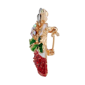 Détail de la base en métal doré et de la fermeture de la broche de Noël avec strass