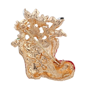Détail de l'arrière de la broche chaussette de Noël dorée avec fermoir à épingle long