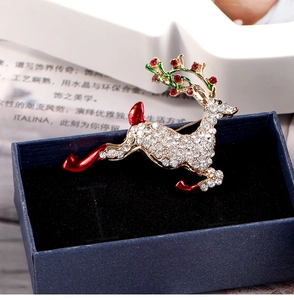 Détail d'une broche de renne de Noël scintillante ornée de strass multicolores