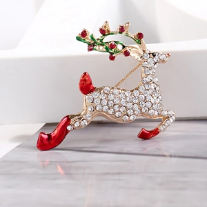 Vue détaillée d'une élégante broche renne de Noël avec cristaux blancs et dorure