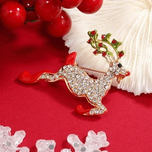 Élégante broche renne de Noël avec strass et émail coloré sur un support festif chic