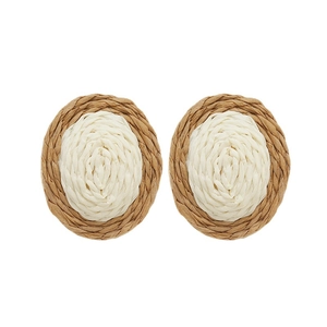 Handgemaakte geweven ovale oorbellen in lichtbruine en crème raffia stijl vezels