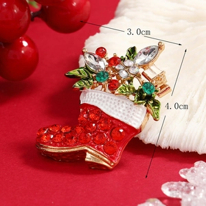 Broche botte de Noël dorée avec cristaux rouges et décor festif 3,0cm x 4,0cm