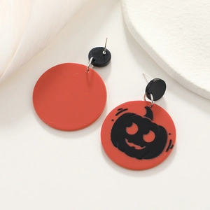 Orecchini asimmetrici a zucca in acrilico arancione con design nero di Halloween