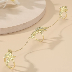 Elegante gouden verstelbare ring voor drie vingers met vlindervleugel en zirkoon details